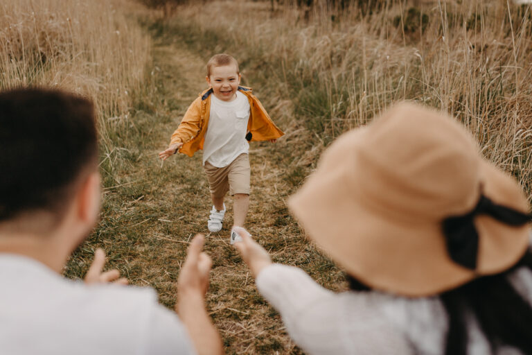 rodzina na sesji ciążowej w plenerze w boho klimacie Trójmiasto