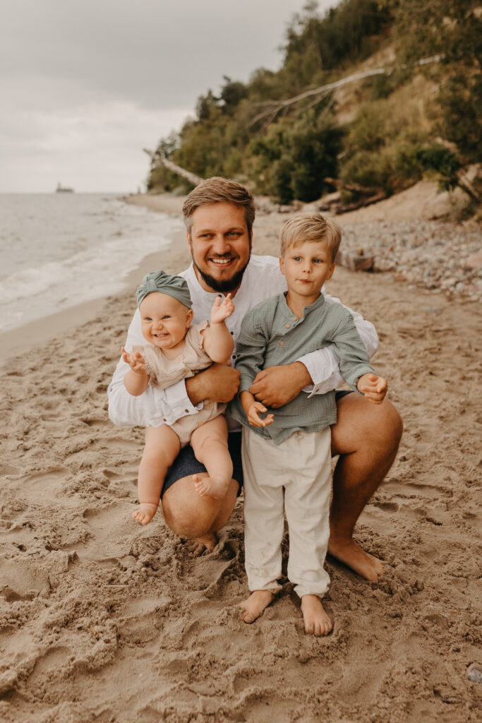 Rodzinna sesja na plaży Mechelinki
