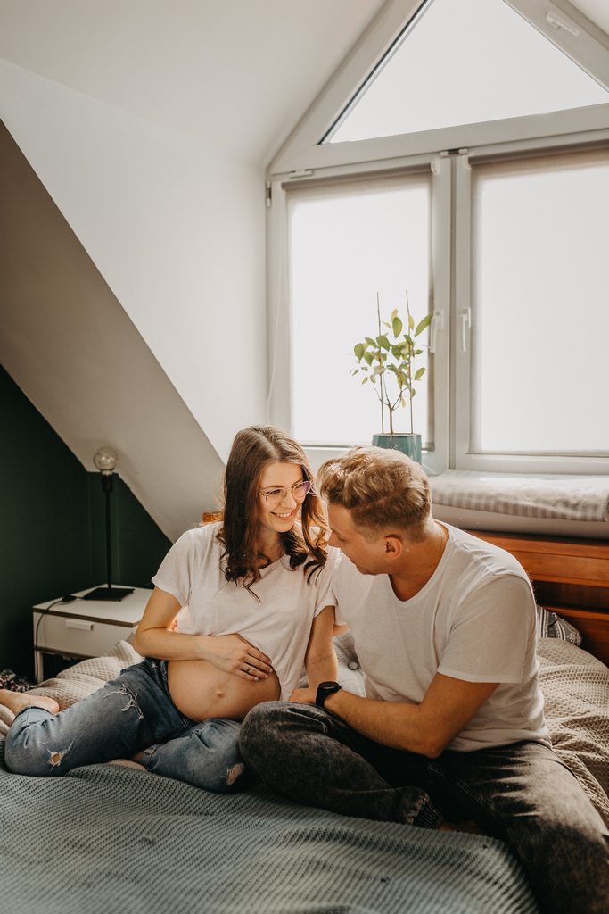 Fotografia brzuszkowa lifestyle – intymna sesja w domu w Gdańsku.