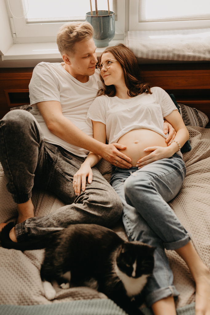 Fotografia brzuszkowa lifestyle – intymna sesja w domu w Gdańsku.