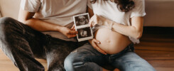 Przyszła mama na sesji ciążowej w domu w Trójmieście, wraz z partnerem